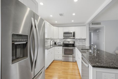Condo in Delray Beach, Florida, 2 bedrooms  № 2400006 - photo 4