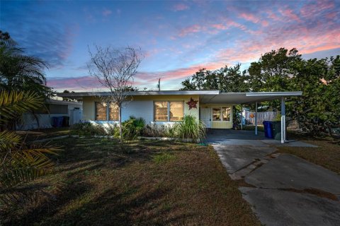 House in Dunedin, Florida 3 bedrooms, 112.97 sq.m. № 2095559