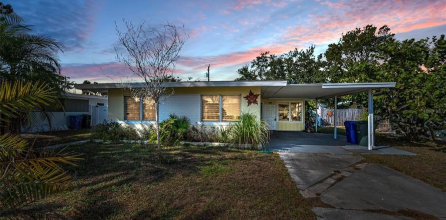 House in Dunedin, Florida 3 bedrooms, 112.97 sq.m. № 2095559