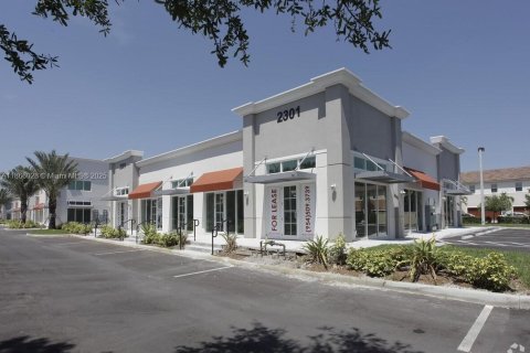 Commercial property in Miramar, Florida № 1979244 - photo 1