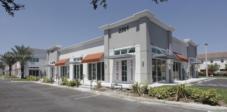 Commercial property in Miramar, Florida № 1979244