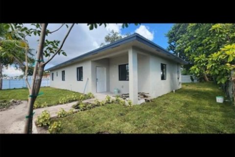House in Miami, Florida 4 bedrooms, 172.8 sq.m. № 1953391 - photo 1