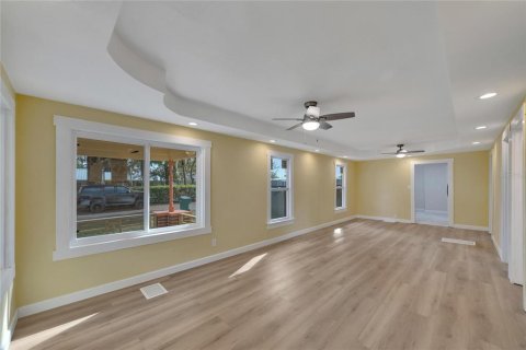 House in Zephyrhills, Florida 3 bedrooms, 112.23 sq.m. № 1829642 - photo 5