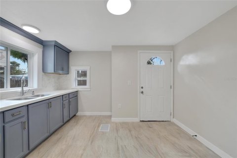 House in Zephyrhills, Florida 3 bedrooms, 112.23 sq.m. № 1829642 - photo 9