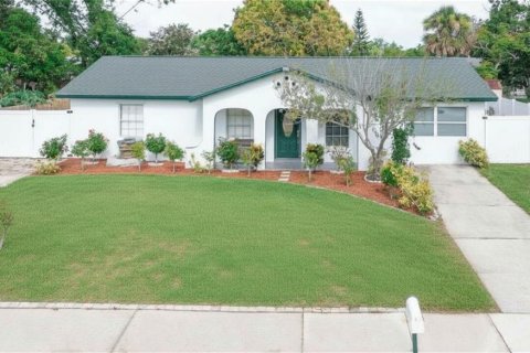 House in Orlando, Florida 4 bedrooms, 180.04 sq.m. № 2221087