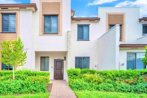 Townhouse in Miami, Florida 3 bedrooms, 137.96 sq.m. № 1862735 - photo 1