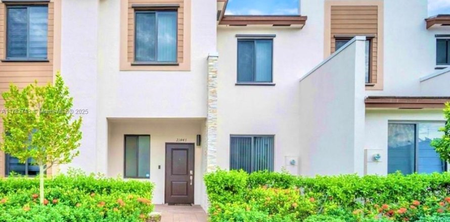 Townhouse in Miami, Florida 3 bedrooms, 137.96 sq.m. № 1862735