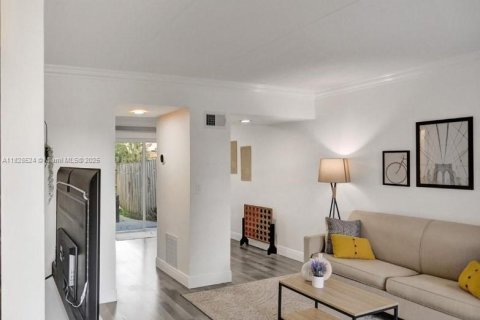Adosado en alquiler en West Palm Beach, Florida, 2 dormitorios, 88.26 m2 № 1920934 - foto 1