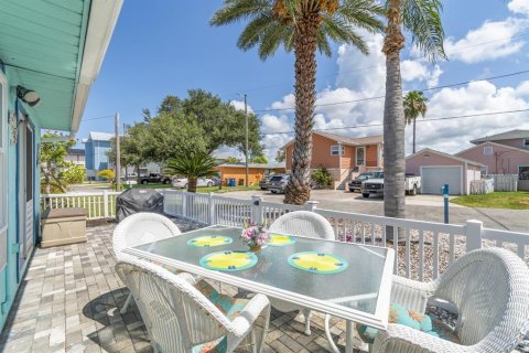 House in Madeira Beach, Florida 2 bedrooms, 97.73 sq.m. № 1619106 - photo 7