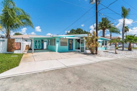 House in Madeira Beach, Florida 2 bedrooms, 97.73 sq.m. № 1619106 - photo 1