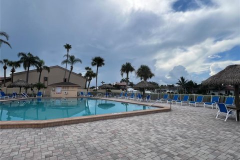 Condo in Saint Petersburg, Florida, 1 bedroom  № 2214896 - photo 6