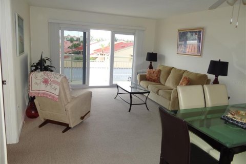 Condo in Saint Petersburg, Florida, 1 bedroom  № 2214896 - photo 11