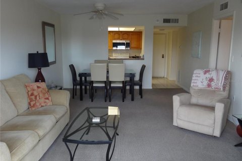 Condo in Saint Petersburg, Florida, 1 bedroom  № 2214896 - photo 12