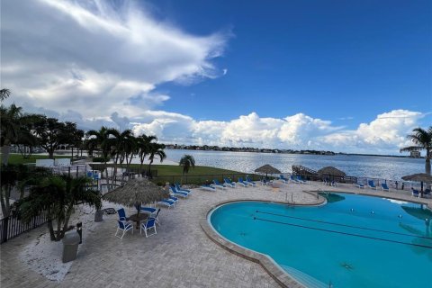 Condo in Saint Petersburg, Florida, 1 bedroom  № 2214896 - photo 8