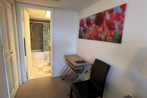 Condo in Saint Petersburg, Florida, 1 bedroom  № 2214896 - photo 25