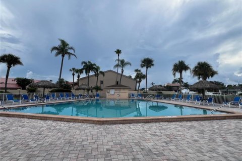 Condo in Saint Petersburg, Florida, 1 bedroom  № 2214896 - photo 2