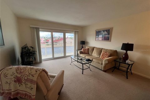 Condo in Saint Petersburg, Florida, 1 bedroom  № 2214896 - photo 14