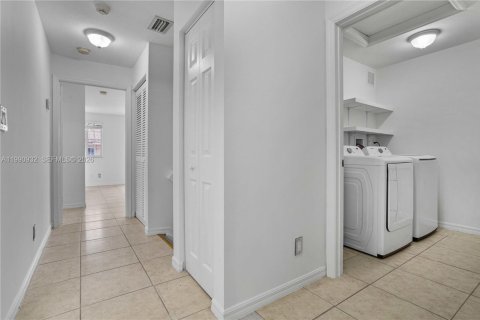 Adosado en venta en Hallandale Beach, Florida, 3 dormitorios, 175.77 m2 № 2057507 - foto 14