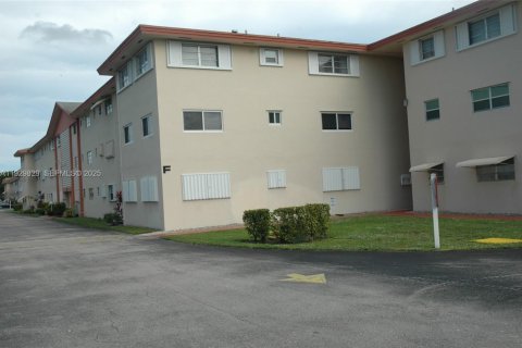 Condominio en Hollywood, Florida, 2 dormitorios  № 1989234