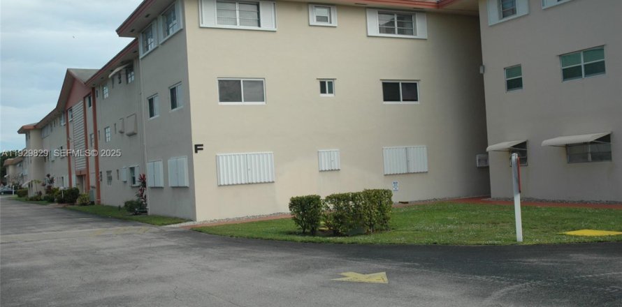 Condominio en Hollywood, Florida, 2 dormitorios  № 1989234