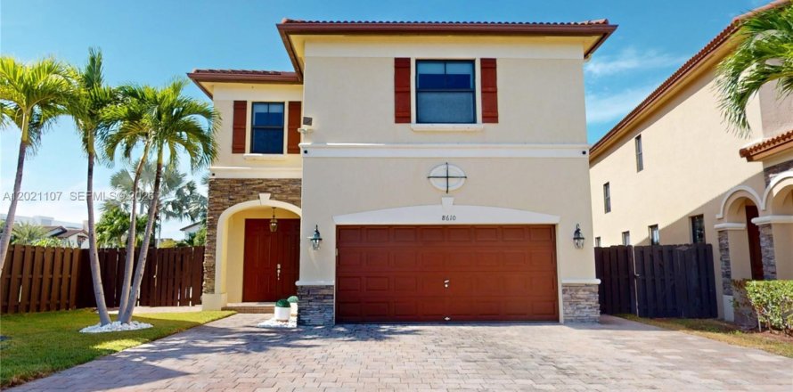 Casa en Doral, Florida 4 dormitorios, 246.19 m2 № 2248264