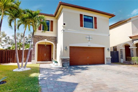 Casa en venta en Doral, Florida, 4 dormitorios, 246.19 m2 № 2248264 - foto 4