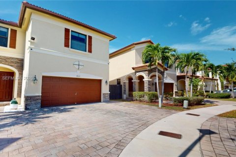 Casa en venta en Doral, Florida, 4 dormitorios, 246.19 m2 № 2248264 - foto 2