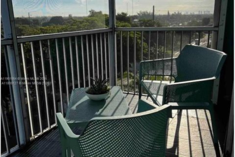 Condo in Miami Gardens, Florida, 2 bedrooms  № 1953215 - photo 11