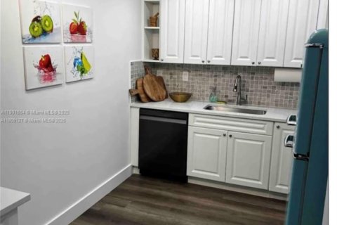 Condo in Miami Gardens, Florida, 2 bedrooms  № 1953215 - photo 8