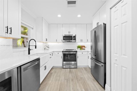 House in Coral Springs, Florida 3 bedrooms, 163.51 sq.m. № 1970261 - photo 10