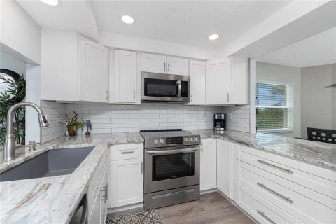 Condo in Englewood, Florida, 2 bedrooms  № 1716786 - photo 9
