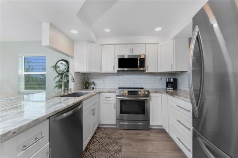 Condo in Englewood, Florida, 2 bedrooms  № 1716786 - photo 11