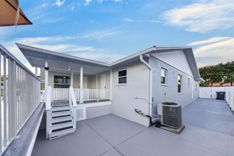 House in Bradenton, Florida 3 bedrooms, 222.5 sq.m. № 2391591 - photo 11
