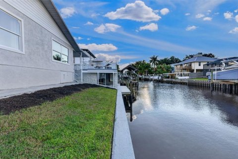 House in Bradenton, Florida 3 bedrooms, 222.5 sq.m. № 2391591 - photo 7