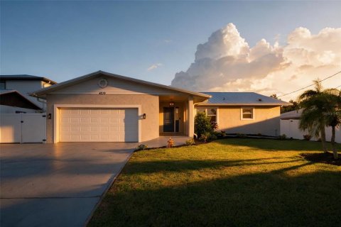 House in Bradenton, Florida 3 bedrooms, 222.5 sq.m. № 2391591