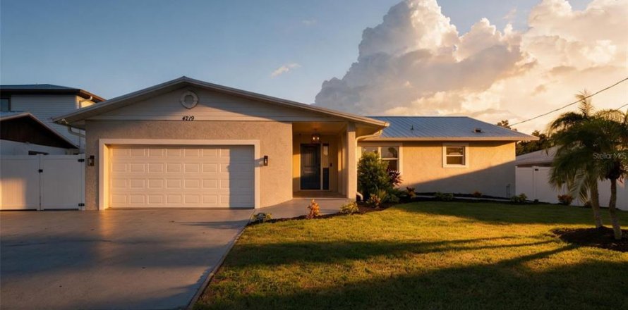 House in Bradenton, Florida 3 bedrooms, 222.5 sq.m. № 2391591
