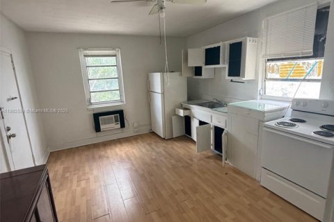 Снять в аренду квартиру в Дания-Бич, Флорида 1 спальня, 745.26м2, № 1932232 - фото 1