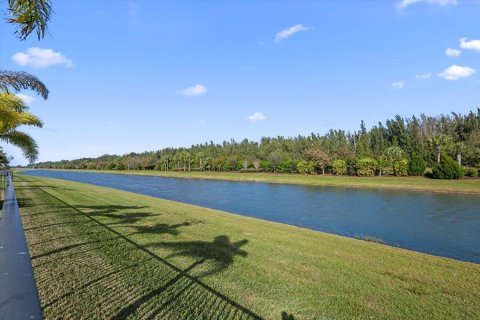 Купить виллу или дом в Уэстлейк, Флорида 6 спален, 309.36м2, № 956797 - фото 1