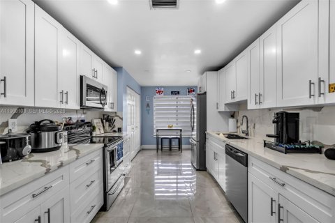 House in Hialeah, Florida 4 bedrooms, 210.52 sq.m. № 2031122 - photo 11