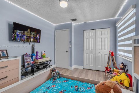 House in Hialeah, Florida 4 bedrooms, 210.52 sq.m. № 2031122 - photo 30