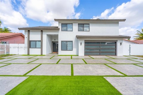 House in Hialeah, Florida 4 bedrooms, 210.52 sq.m. № 2031122