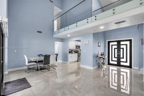 House in Hialeah, Florida 4 bedrooms, 210.52 sq.m. № 2031122 - photo 9