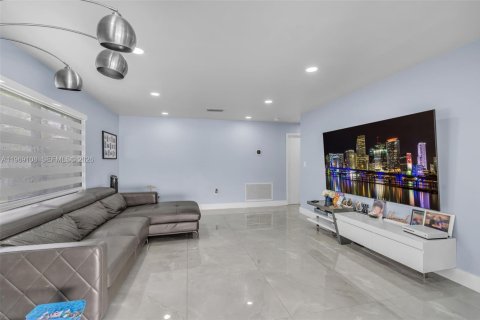 House in Hialeah, Florida 4 bedrooms, 210.52 sq.m. № 2031122 - photo 17