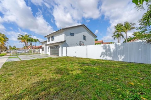 House in Hialeah, Florida 4 bedrooms, 210.52 sq.m. № 2031122 - photo 2