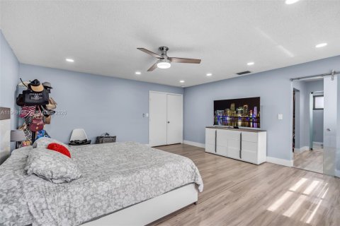 House in Hialeah, Florida 4 bedrooms, 210.52 sq.m. № 2031122 - photo 22