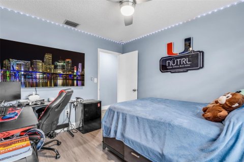 House in Hialeah, Florida 4 bedrooms, 210.52 sq.m. № 2031122 - photo 28