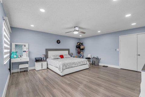 House in Hialeah, Florida 4 bedrooms, 210.52 sq.m. № 2031122 - photo 21