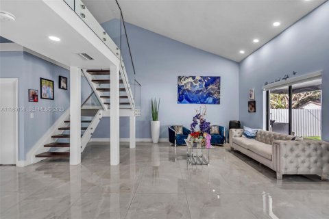 House in Hialeah, Florida 4 bedrooms, 210.52 sq.m. № 2031122 - photo 6