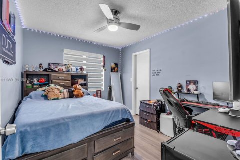 House in Hialeah, Florida 4 bedrooms, 210.52 sq.m. № 2031122 - photo 27