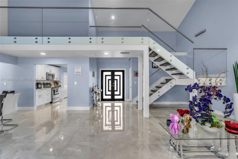 House in Hialeah, Florida 4 bedrooms, 210.52 sq.m. № 2031122 - photo 8